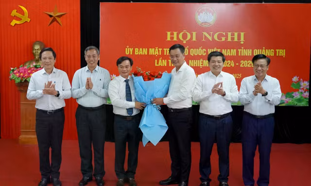 Lãnh đạo tỉnh Quảng Trị tặng hoa chúc mừng ông Nguyễn Chiến Thắng.