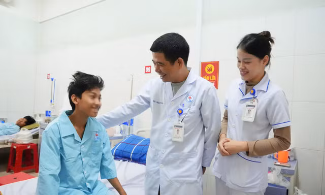 Quảng Trị: Cứu sống ngoạn mục nam sinh bị tai nạn giao thông 'nằm bên cửa tử' 