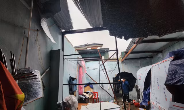 Xã ở Quảng Trị tan hoang sau bão số 10, nhiều nhà chỉ còn trơ khung