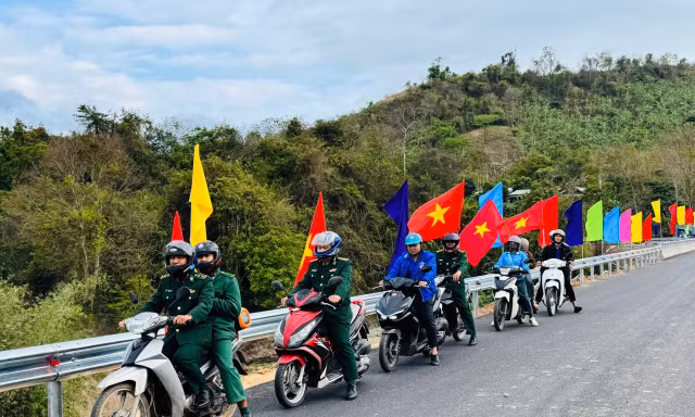 Rực rỡ cờ hoa nơi biên giới Quảng Trị trước ngày hội lớn của đất nước 