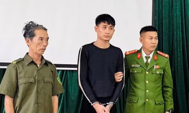 Khởi tố đối tượng đuổi chém em trai, vung dao vào đầu cha 