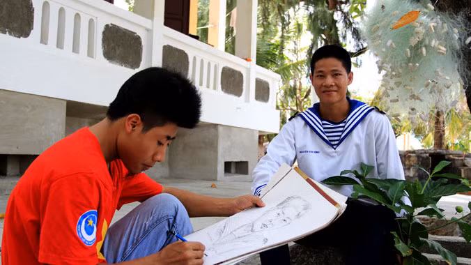 Trần Văn Thược ký họa chân dung chiến sỹ