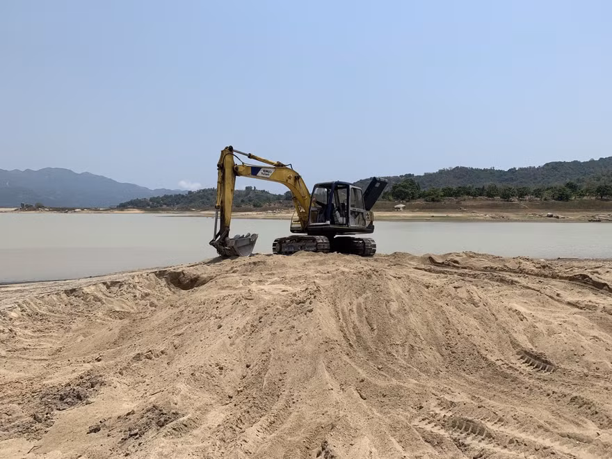 Cán bộ hồ thuỷ lợi bị hăm doạ khi kiểm tra 'cát tặc, đất tặc'