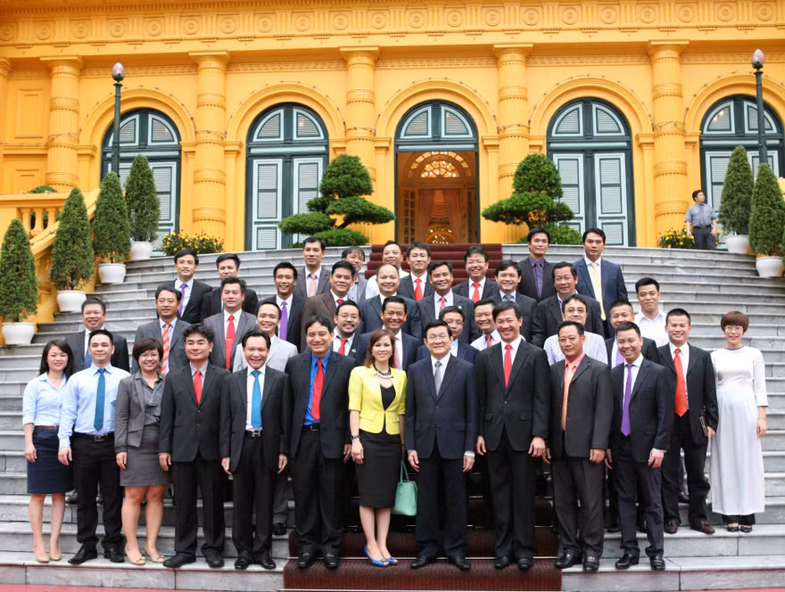 Chủ tịch nước Trương Tấn Sang chụp ảnh với các doanh nhân trẻ tiêu biểu. Ảnh: Như Ý