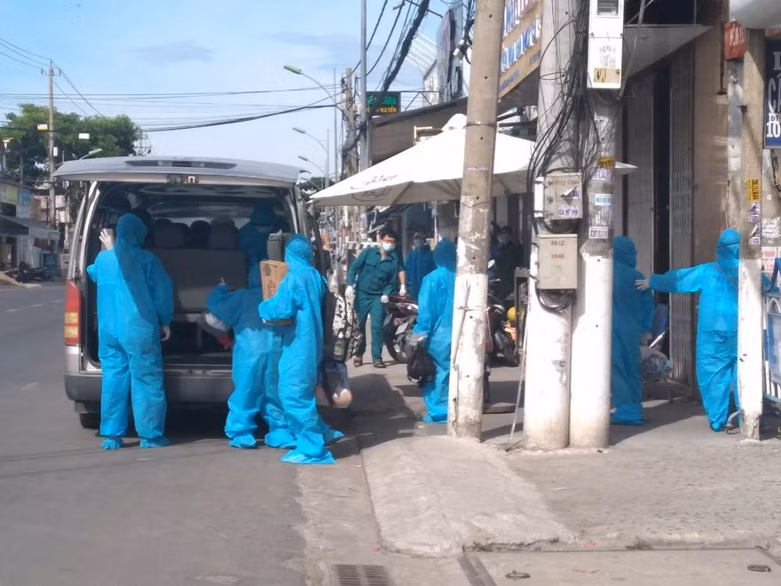 Lực lượng y tế đưa người nghi nhiễm COVID - 19 tại phường Vĩnh Phước - TP. Nha Trang đi cách ly. Ảnh LỮ HỒ.