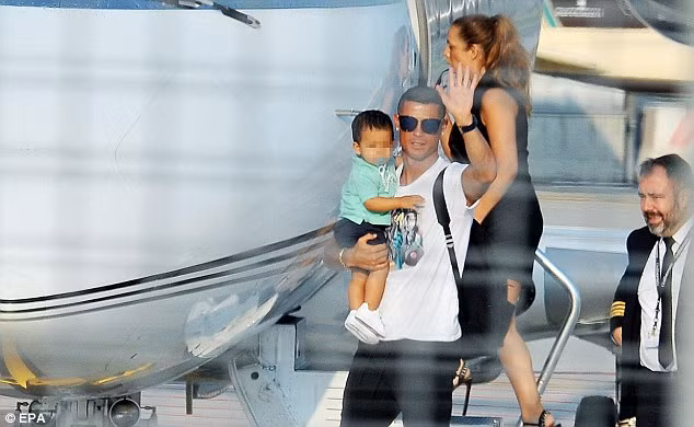 Ronaldo vẫy chào người hâm mộ qua hàng rào sân bay
