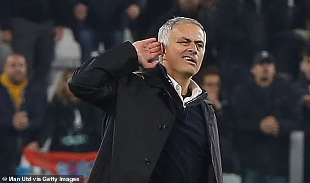 HLV Jose Mourinho gây hấn với Juventus