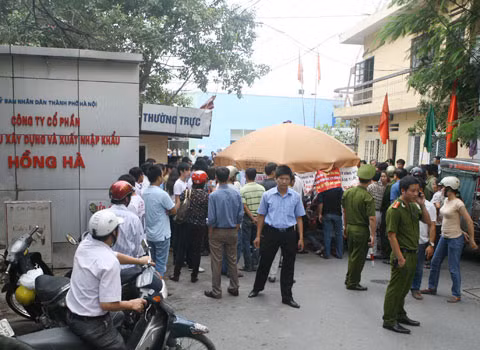 Ngày 24 và 25/9/2012, Cơ quan CSĐT CATP Hà Nội đã ra quyết định khởi tố vụ án, khởi tố bị can và bắt giam ông Trần Ứng Thanh - Tổng giám đốc, Nguyễn Quốc Xương - Phó Tổng giám đốc Cty Hồng Hà về hành vi lừa đảo chiếm đoạt tài sản…