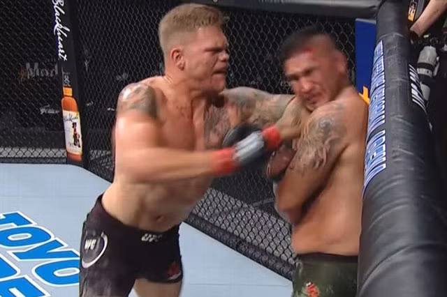 Chase Sherman ra đòn cực mạnh hạ knock-out đối thủ.