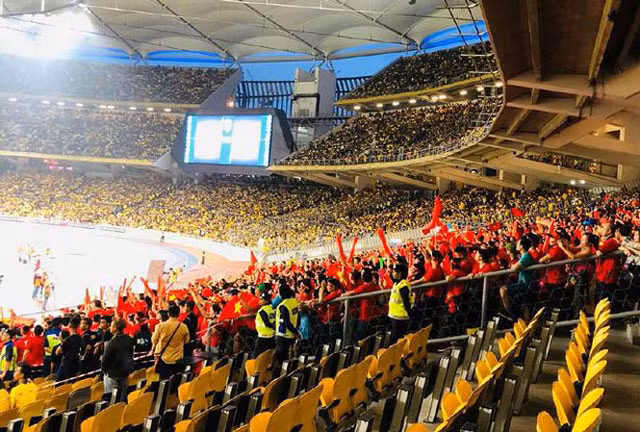 Liên đoàn bóng đá Malaysia điều tra việc CĐV Việt Nam bị ‘cướp chỗ’