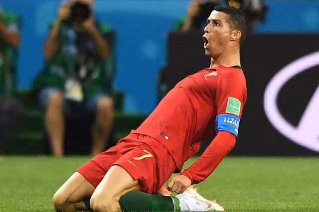 Ronaldo xác lập nhiều kỷ lục nhờ cú hat-trick trong trận gặp Tây Ban Nha.