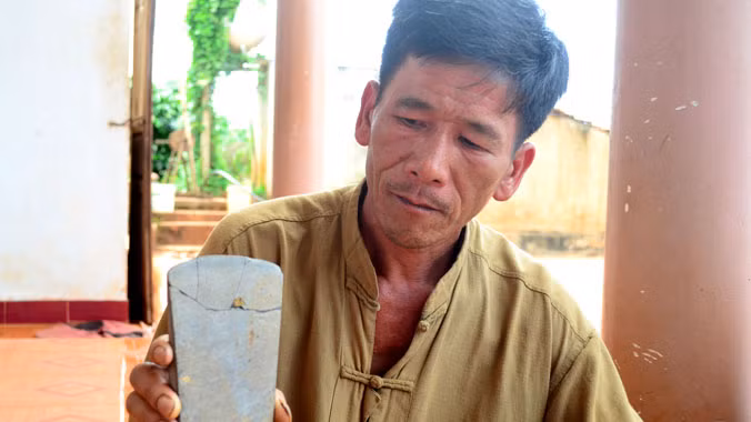 Ông Hạ với chiếc rìu đá đào được