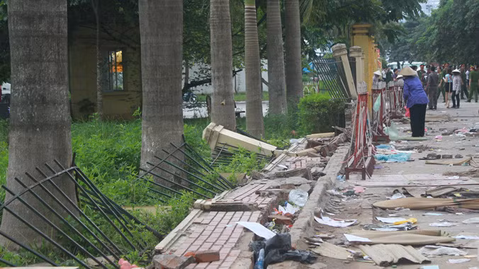 Một đoạn tường rào trụ sở VFF bị người hâm mộ xô đổ trong cơn bực tức. Ảnh: VSI 