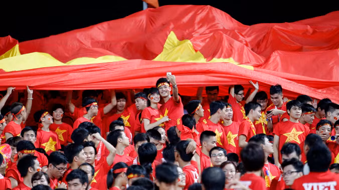 Người hâm mộ đang bày tỏ tình yêu cuồng nhiệt cùng U19 Việt Nam. Ảnh: Như Ý