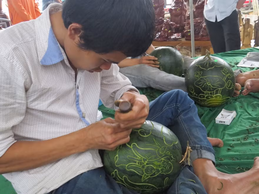 Độc đáo nghệ thuật khắc hình trên dưa hấu