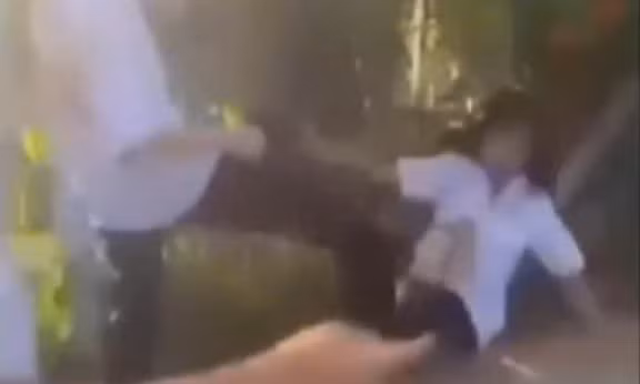 Clip đánh và làm nhục nữ sinh được đăng tải lên mạng xã hội.