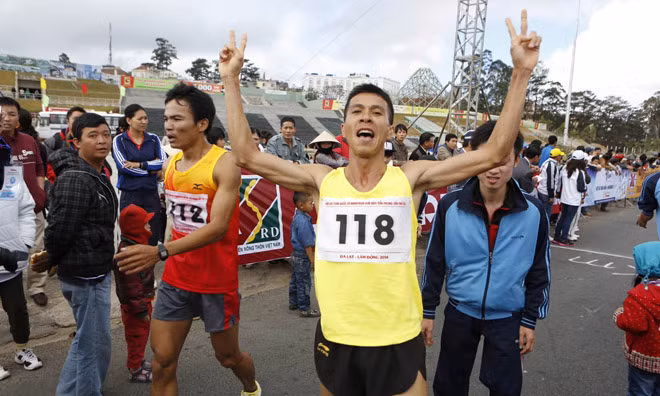 Nguyễn Đăng Đức Bảo đánh bại Nguyễn Văn Lai ở cự li 10km nam tuyển. Ảnh; Hoàng Anh.