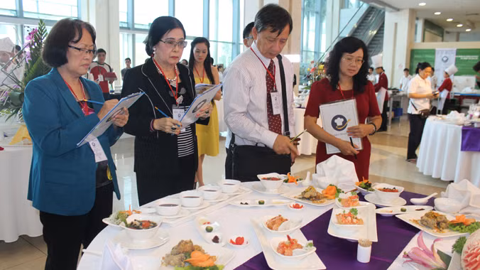 Ban giám khảo cuộc thi Chiếc thìa vàng 2014, vòng loại khu vực Hà Nội chấm món ăn của các đội dự thi