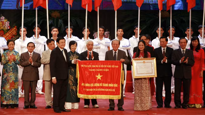 Chủ tịch nước Trương Tấn Sang trao tặng danh hiệu Anh hùng lực lượng vũ trang nhân dân cho Đoàn Thanh niên Cộng sản Hồ Chí Minh Thành phố Hà Nội tối 7/8. Ảnh: Viết Thành