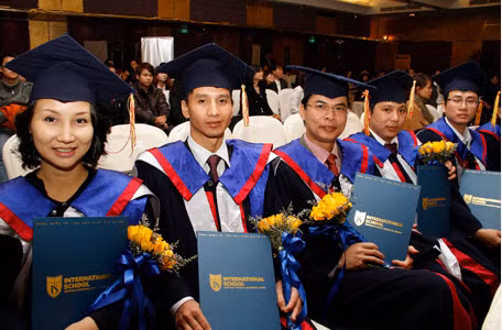 Học viên nhận bằng Thạc sĩ Quản trị Kinh doanh tại Khoa Quốc tế ĐHQG Hà Nội 