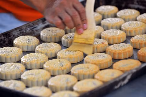 Sau rằm, bánh Trung thu được bán tháo với giá rẻ. 