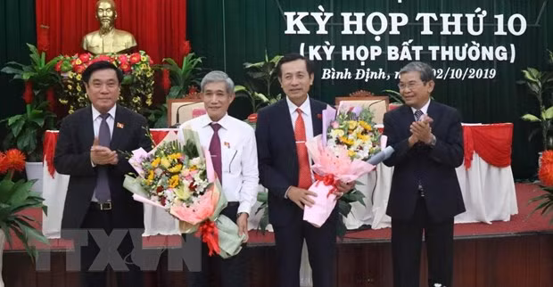 Ông Đoàn Văn Phi (thứ 2 từ phải qua) được bầu giữ chức Phó Chủ tịch Hội đồng nhân dân tỉnh Bình Định khóa XII. (Ảnh: Phạm Kha/TTXVN)