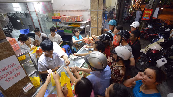 Khách hàng tấp nập xếp hàng mua bánh trung thu trên đường Thụy Khuê, Hà Nội. Ảnh: Như Ý
