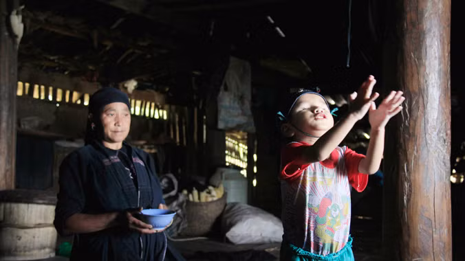 Những người trẻ đang góp phần xóa đi nỗi đau hôn nhân cận huyết, tảo hôn ở rẻo cao. Ảnh: Trường Phong