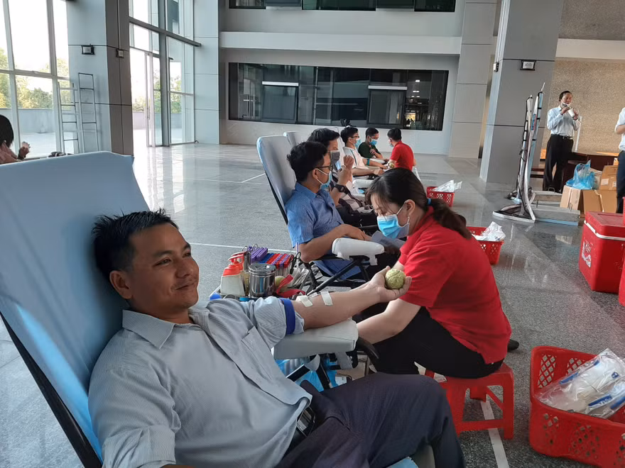 Hàng trăm nhân viên y tế hiến máu cứu người trong mùa dịch Covid-19