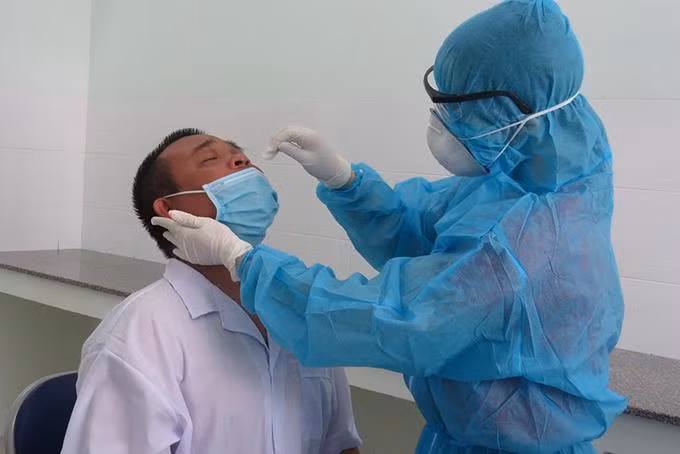 CDC Khánh Hoà lấy mẫu xét nghiệm người dân về từ TP.HCM. Ảnh Báo Khánh Hoà.