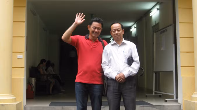 Anh Trần Minh Anh (trái) cùng luật sư sau phiên tòa