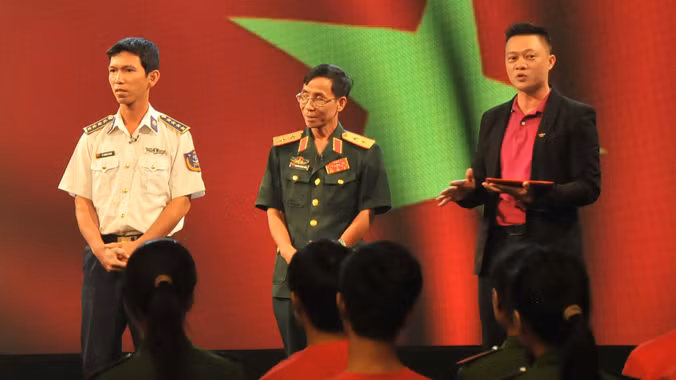 Trung tướng Nguyễn Thanh Tuấn và đại úy Lê Thành Trung chia sẻ tại tọa đàm. Ảnh: Huy Hoàng