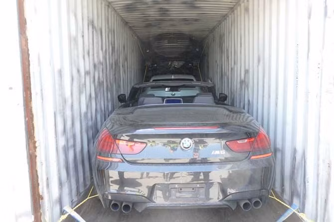 Phát hiện loạt xe bị đánh cắp trong container ở Italy