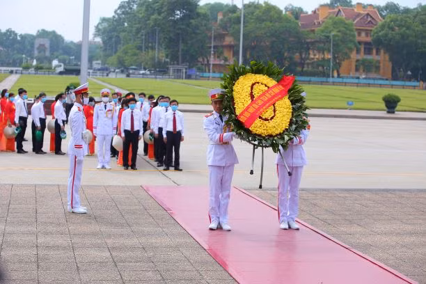 Đoàn kết một lòng, ra sức thi đua theo lời Bác dạy