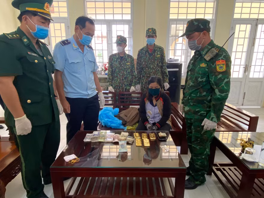 Huỳnh Thị Nguyên cùng số tang vật bị bắt giữ.