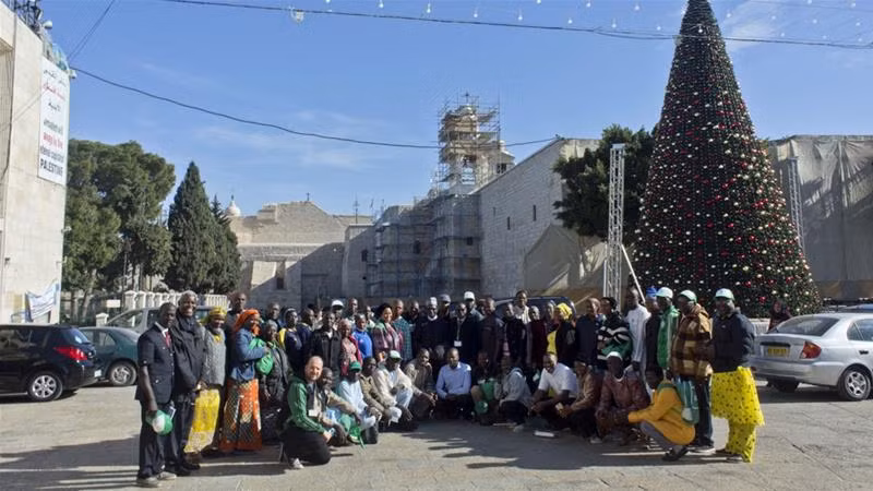 Khách du lịch chụp ảnh trước Nhà thờ Máng Cỏ, thị trấn Bethlehem