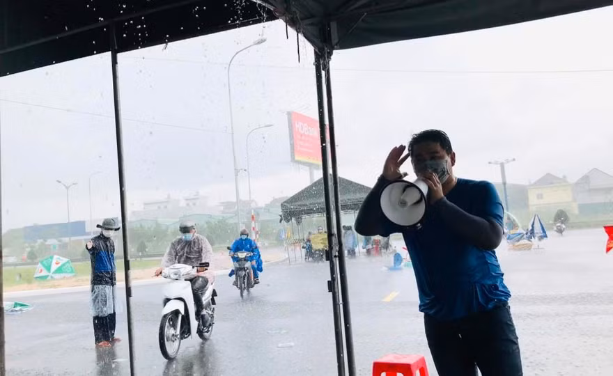 Tình nguyện viên Cần Thơ dầm mưa chống dịch COVID-19