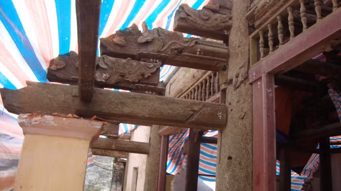 Chùa Sổ đối mặt mưa bão vì chờ dựng nhà bao che. Ảnh: Toan Toan