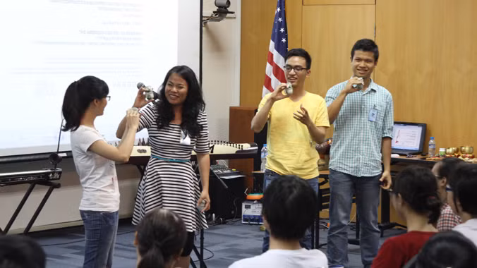 Võ Vân Ánh (thứ hai từ trái sang) cùng các bạn trẻ “hòa tấu” chén .Ảnh: N.M.Hà