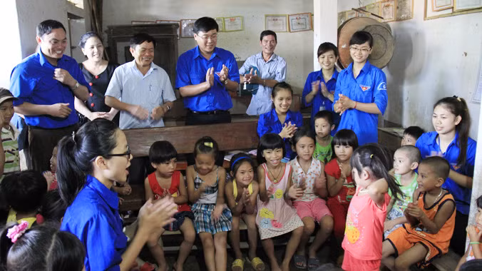 Bí thư T.Ư Đoàn, Chủ tịch Hội SVVN Lê Quốc Phong thăm lớp học của các sinh viên tình nguyện tại xã Đức Thành (Yên Thành, Nghệ An). Ảnh: Trường Phong