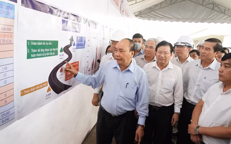 Thủ tướng Nguyễn Xuân Phúc, Phó Thủ tướng Trịnh Đình Dũng cùng lãnh đạo một số bộ, ngành kiểm tra tiến độ thi công dự án - Ảnh: VOV