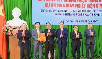 Lãnh đạo thành phố Cần Thơ trao giấy chứng nhận cho nhà đầu tư. Ảnh: TC