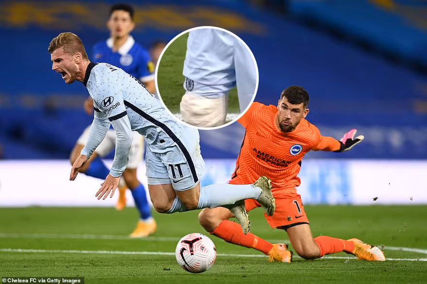 Timo Werner bị đau sau pha va chạm với Ryan ở giữa hiệp 1.