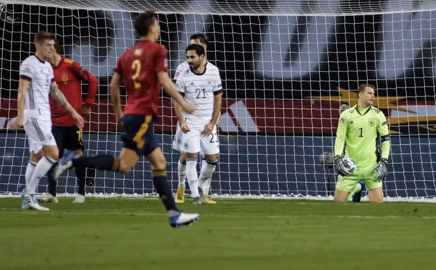 Manuel Neuer thất vọng trong ngày Đức thảm bại.