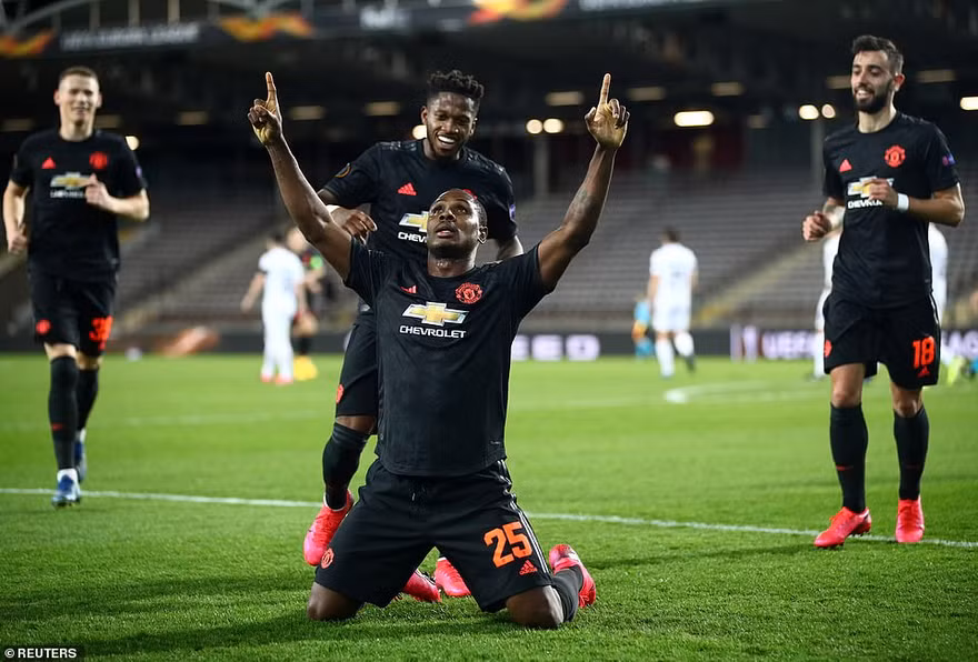 Ighalo ăn mừng bàn mở tỉ số.