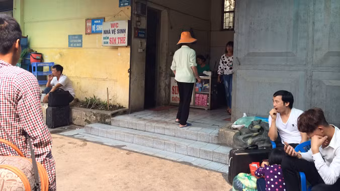 Ngồi chờ cả trước cửa nhà VSCC