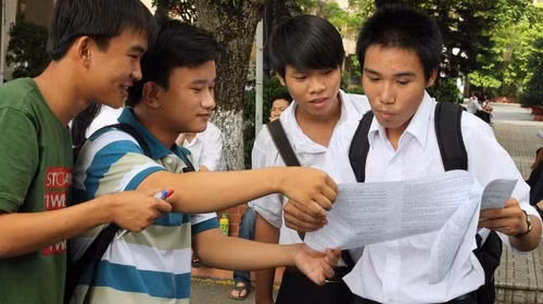 Thí sinh chia sẻ niềm vui khi làm được bài.