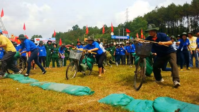 Khí thế hào hùng của chiến dịch Điện Biên năm xưa được tái hiện sinh động tại Hội trại. Ảnh: D.T.T