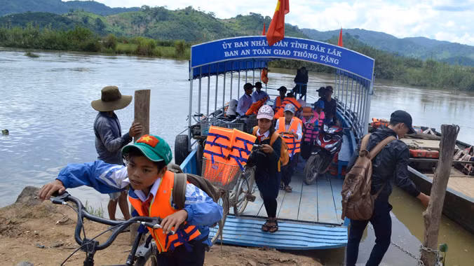 Học sinh, giáo viên ở xã Bình Hòa đã có thuyền mới an toàn