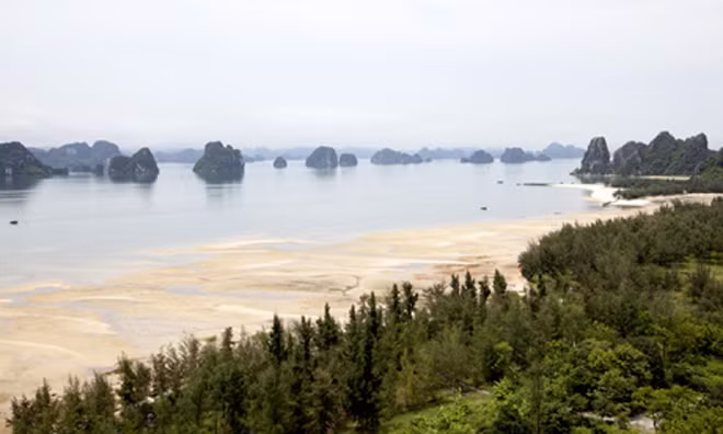 Bãi biển Vân Đồn.